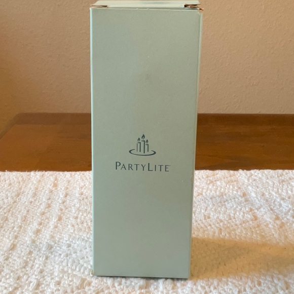 NWT- PartyLite French Vanilla 3"x7" Pillar Candle - Picture 6 of 7